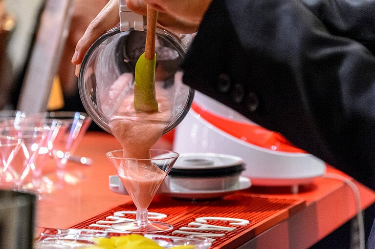 「Luna Rossa」。カンパリの苦味にグレープフルーツリキュールの酸味、そしてベルガモットリキュール・エルダーフラワーシロップによる花の香りがふわっふわになって口の中に広がる。