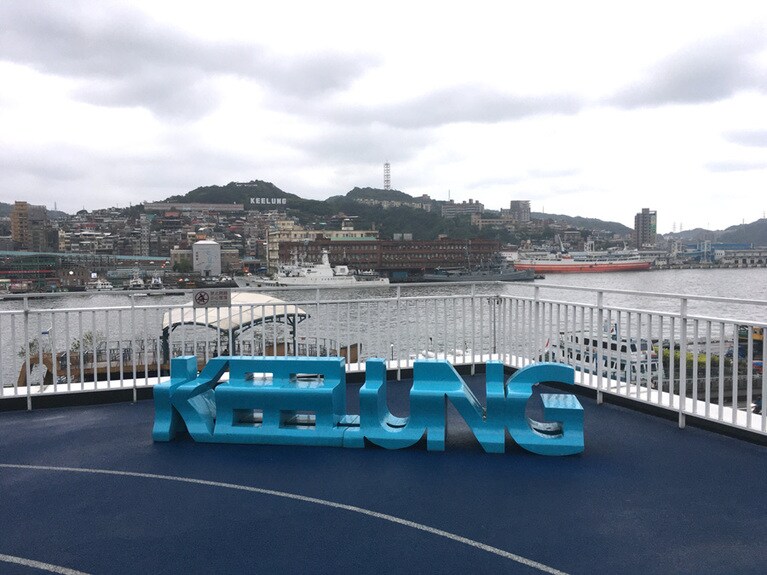 HOLLYWOODを彷彿させるKEELUNGの文字。手前にもKEELUNGのオブジェが。