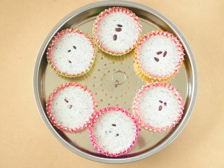 (3) プリンカップなどに紙カップを重ね、スプーンを使って、2の生地を入れます。残しておいた小豆を上に散らします。