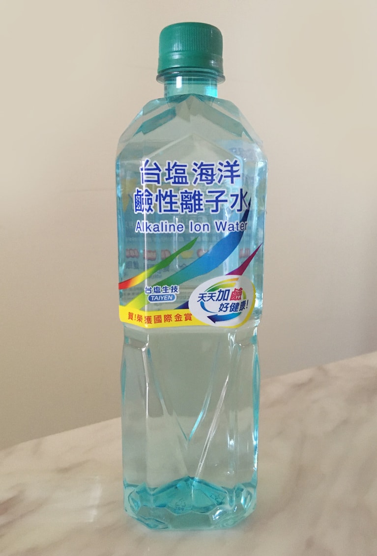 台塩海洋鹼性離子水 29元 850ml。