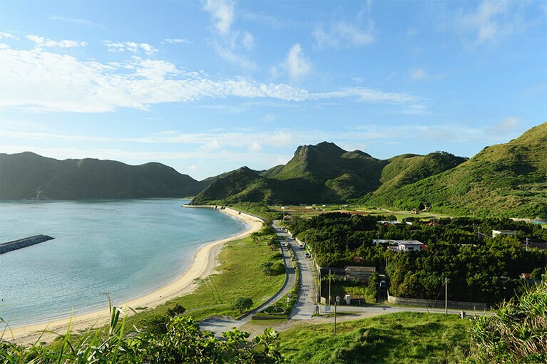 里御嶽から見た「あがり浜」。集落の両側は山が連なっています。約6000年前、集落のあったエリアは海で、運ばれてきた砂が堆積し、約3500年前から人が住み始めたと言われています。©渡名喜村