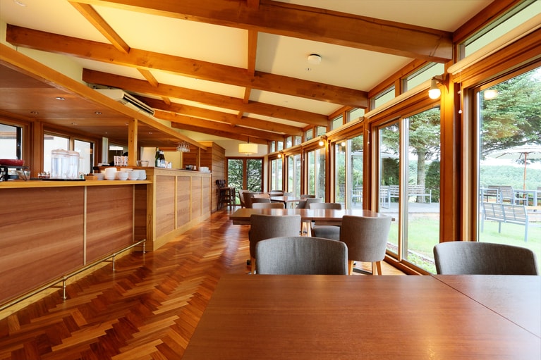 木の温もりあふれるレストラン。店内はガラス張りで眺めも抜群。