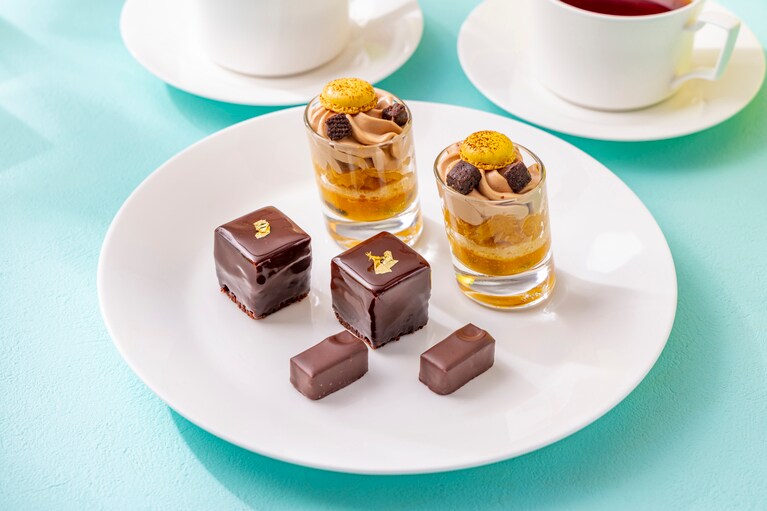 上段と中段は「ピエール・エルメ・パリ」提供のスイーツをラインアップ。写真は上段のスイーツのイメージ「エモーション モガドール」「ボンボンショコラ エルザ」「キャレマン ショコラ」。