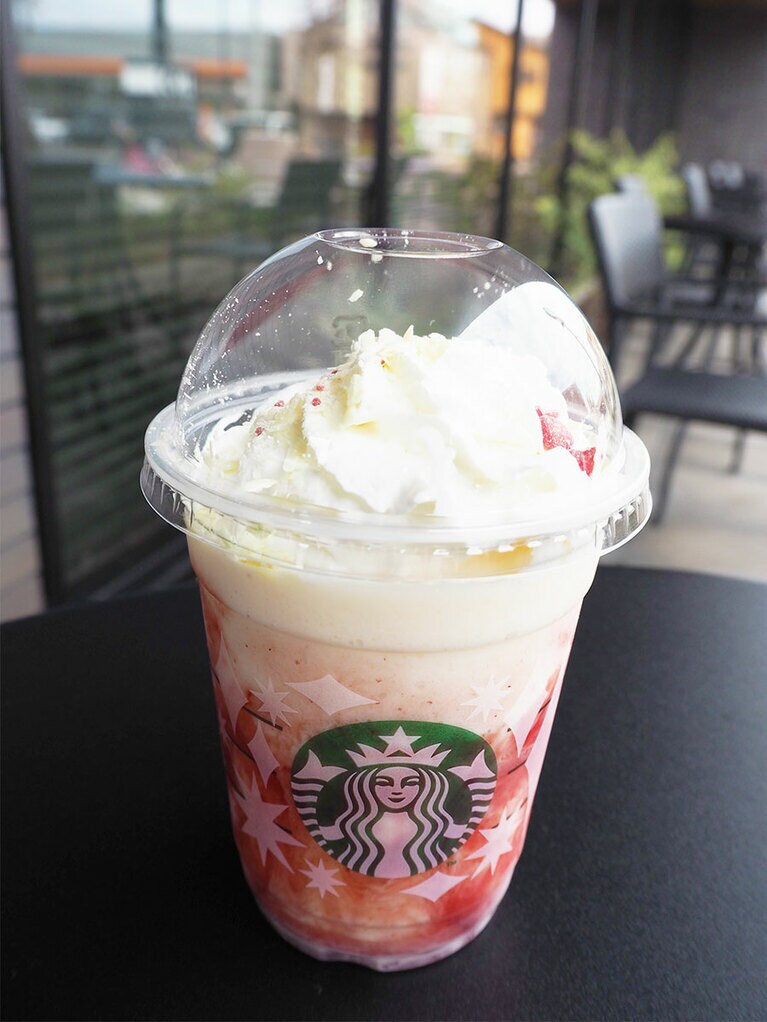 ベリー×ベリー レアチーズ フラペチーノ Tall 590円。