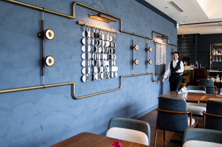 オールデイダイニング「ディストリクト ブラッスリー・バー・ラウンジ」。アートで彩られたおしゃれな空間も素敵。