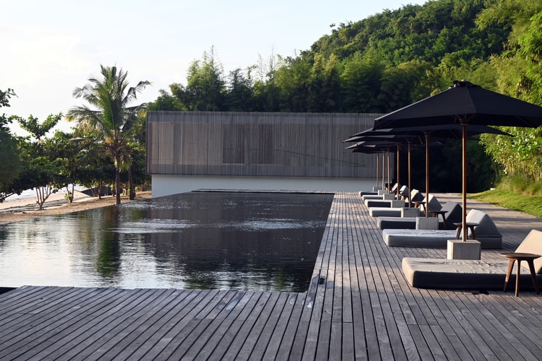 イニット・ロンボクのアイコン的な全長35mのインフィニティプール。水平線と水面が重なるデザイン。