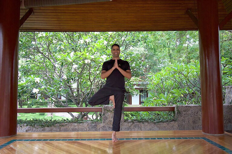 朝7時から夜の7時まで。毎日無料で10レッスンのフィットネス＋座学レッスンが用意されている。