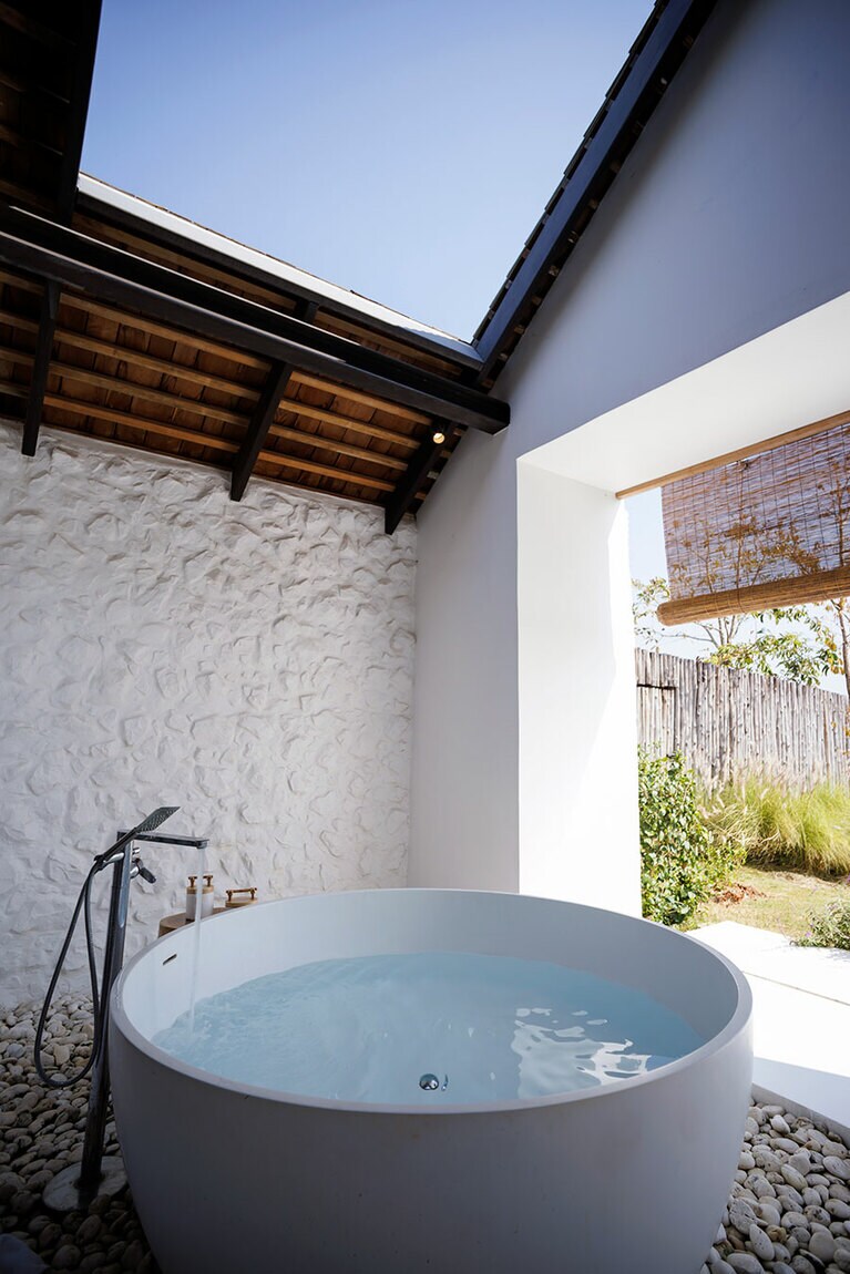 夜にはガラス屋根に星空が広がるバスルーム。