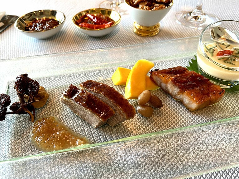 前菜の盛り合わせの右端、冷製烏骨鶏の卵の茶碗蒸しは蓴菜のとろみと相まって喉越しもよい。