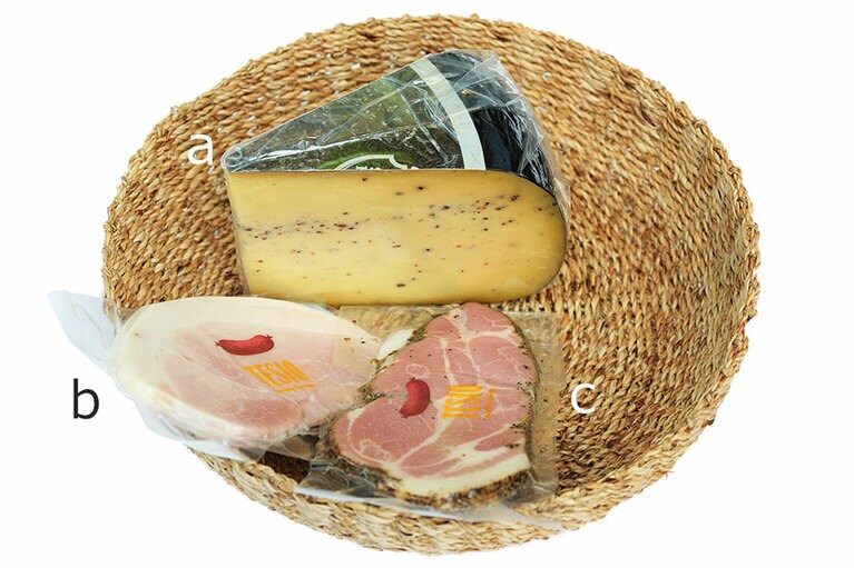 a：ゴーダ オゥ トリュフ 100g 1,750円、b：ホワイトハム 771円、c：ペッパーポーク 833円　賞味・消費期限 約20日　※通販不可／食品庫