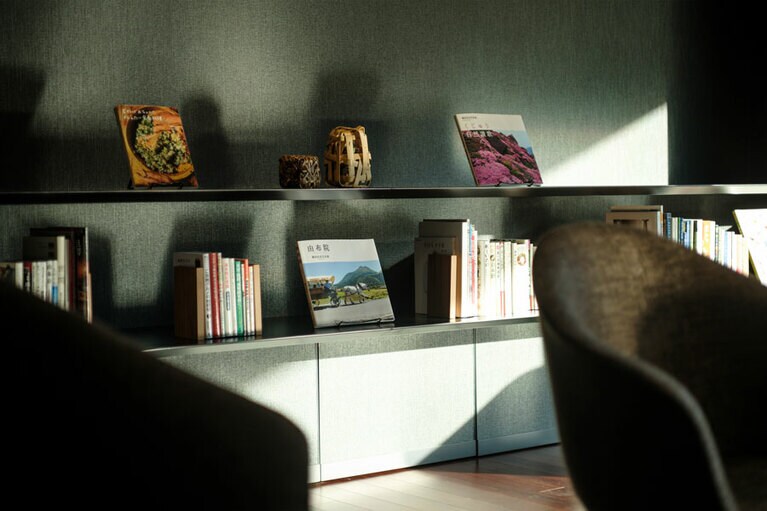 由布院の歴史や文化、自然、工芸にまつわる本や昔ばなしとともに、おいしいコーヒーを。