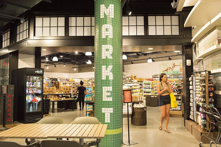 おみやげになる自然派コスメなど食以外も充実。