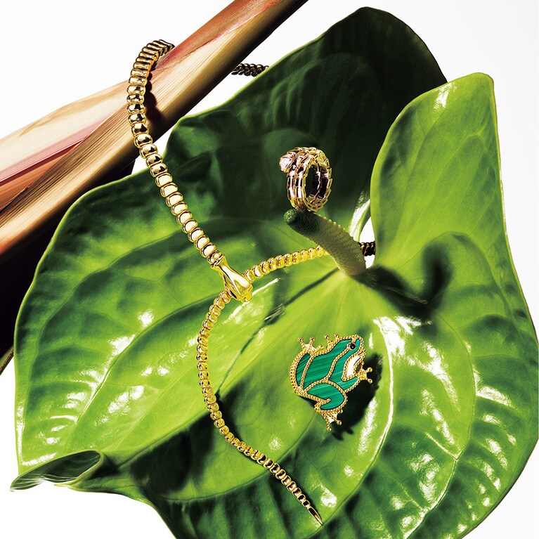 左：「エルサ・ペレッティ™ スネーク」ネックレス（YG）4,235,000円／ティファニー（ティファニー・アンド・カンパニー・ジャパン・インク）、中：「セルペンティ ヴァイパー」リング（PG×DIA）792,000円／ブルガリ（ブルガリ・ジャパン）、右：「ラッキーアニマルズ フロッグ」クリップ（YG×マラカイト×ホワイトマザーオブパール×オニキス）1,293,600円／ヴァン クリーフ＆アーペル（ヴァン クリーフ＆アーペル ル デスク）