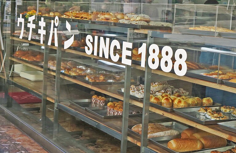 レトロかわいいウインドウの向こうに、バリエーション豊かなパンがずらり。