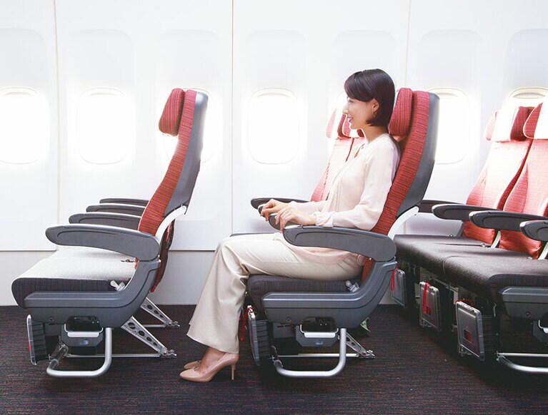 現在毎日運航しているJALの成田～メルボルン線では、その快適さが認められ、世界で最も優れたエコノミークラスとして、2年連続「ベストエコノミークラスシート賞」(SKYTRAX社認定)を受賞した、「新・間隔エコノミー」が導入されている。従来よりも足元スペースが広く、ゆったりとした空間が確保されているので、思いきり脚を伸ばすことも可能。贅沢な空の旅を約束してくれる。