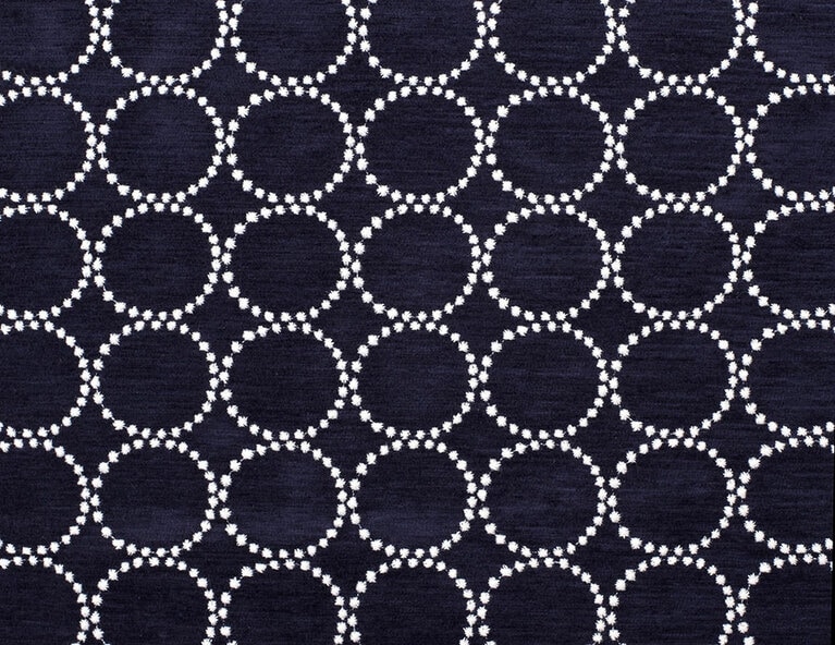 展示作品：tambourine”2005-06-AW。小さなドットによって構成された円の刺繍柄はミナ ペルホネンの代表的なテキスタイル。