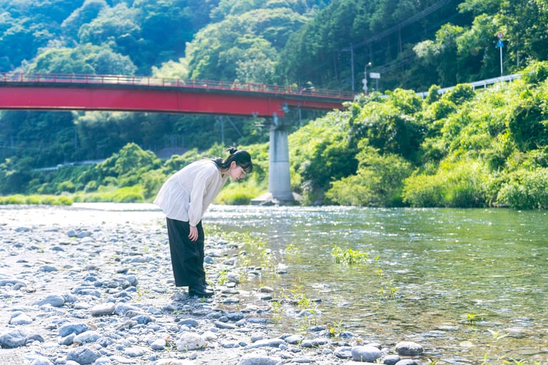 【俳優・山田杏奈がネストローブをまとう】徳島の風が肌に触れる、“心地よさの源泉”を巡る旅