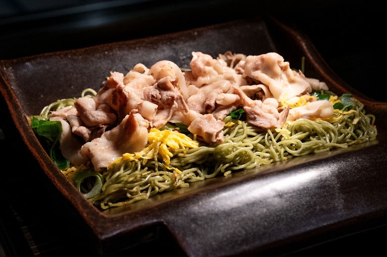 瓦そばは本来牛肉を使いますが、朝食はあっさりめの豚肉が◎。