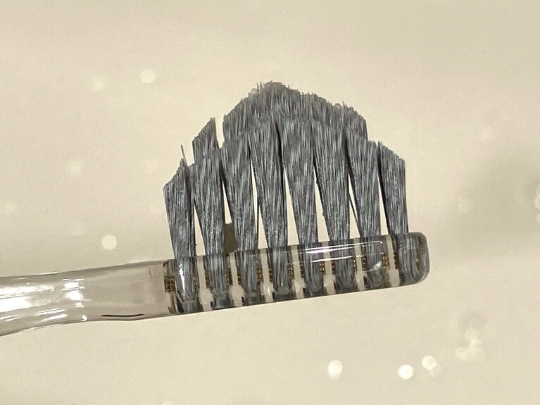 横から見たら、中央が最も高く突出している山型のブラシ。さらに、上から見ると、長さの短い毛が長い毛をはさんでいて、突出した部分をすき間に当てた時に、周囲の歯にもきちんとブラシが当たる構造。