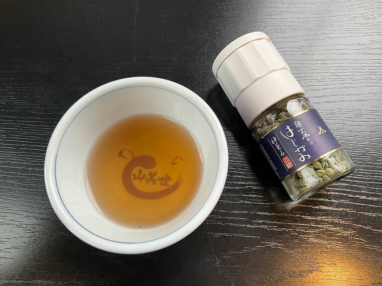 テーブルにおかれた山椒は奥出雲の高級実山椒。刺激は淡く、清い香りがたまらない。