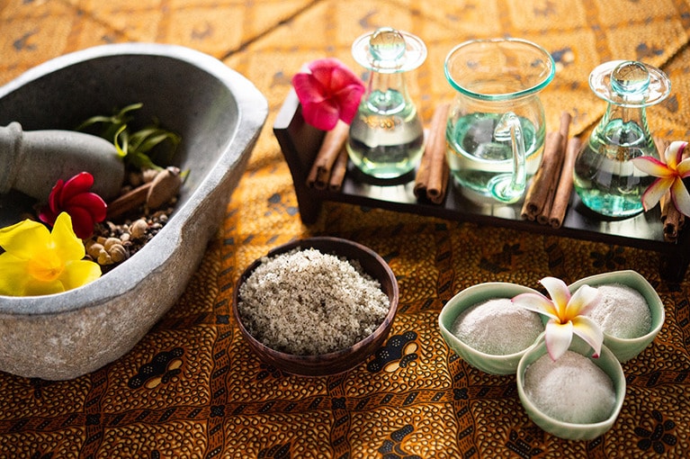 トリートメントに使うコスメには、何種類ものスパイスをブレンド。