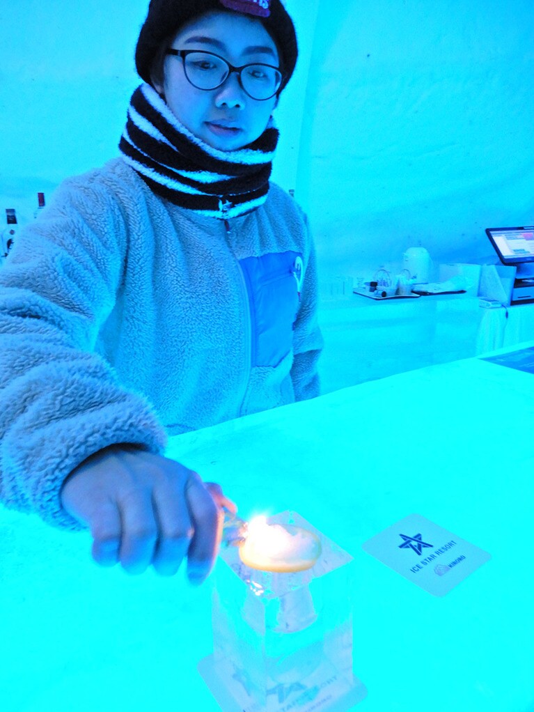 カクテルを作ってくれている間にも室内の色はカメレオンのように変わる。