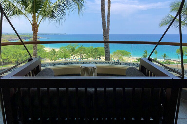 ビーチを眺められるブランコ式のソファーも。