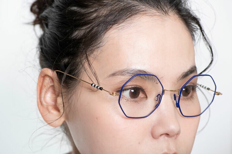 眉頭から山までは、フレーム上部の直線に合わせて並行気味に。眉山からのカーブは、フレームの形を意識しながらアーチ状にして柔らかな雰囲気をプラス。