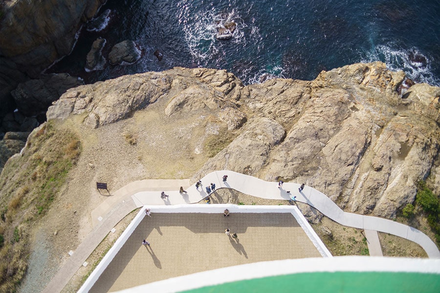 灯台の足元には周囲を回遊できる歩道が巡らせてあり、紺色の海を間近に望むことができる。