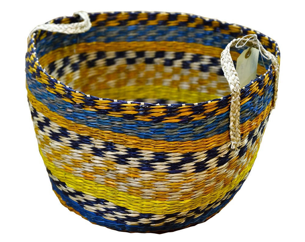 アフリカ製のかご 21.13ユーロほか、トウモロコシの皮を編んだ鍋敷きも。