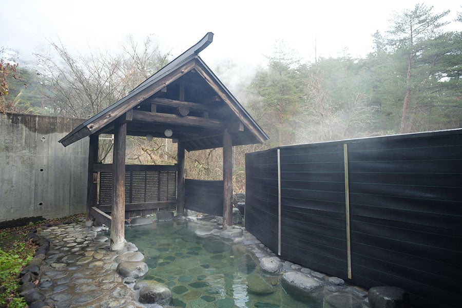 ｢鶴の湯｣は木造の屋根が付いた岩風呂。｢亀の湯｣と同様に、pH値は驚異の9.4！