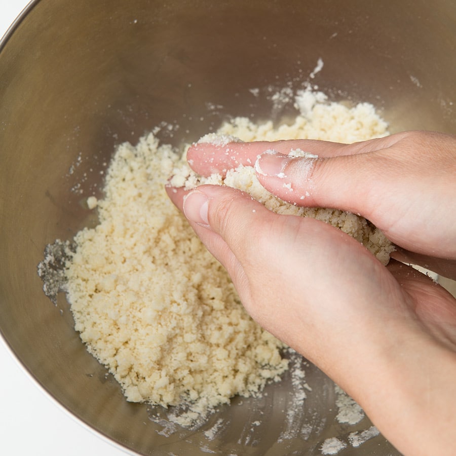 クッキー生地を作る。ボウルにAを入れて手で混ぜ、米油を加えて両手でこすり合わせるように混ぜ、そぼろ状にしてひとまとめにする。