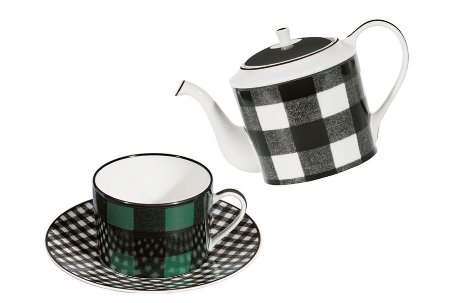 ティーソーサーは組み合わせが自由。ポットと揃えてみても。左から：Check'n' Dior Tea Cup 16,500円＋TEA Saucer 6,900円、Check'n' Dior Tea Pot 61,000円／ディオール メゾン(クリスチャン ディオール)