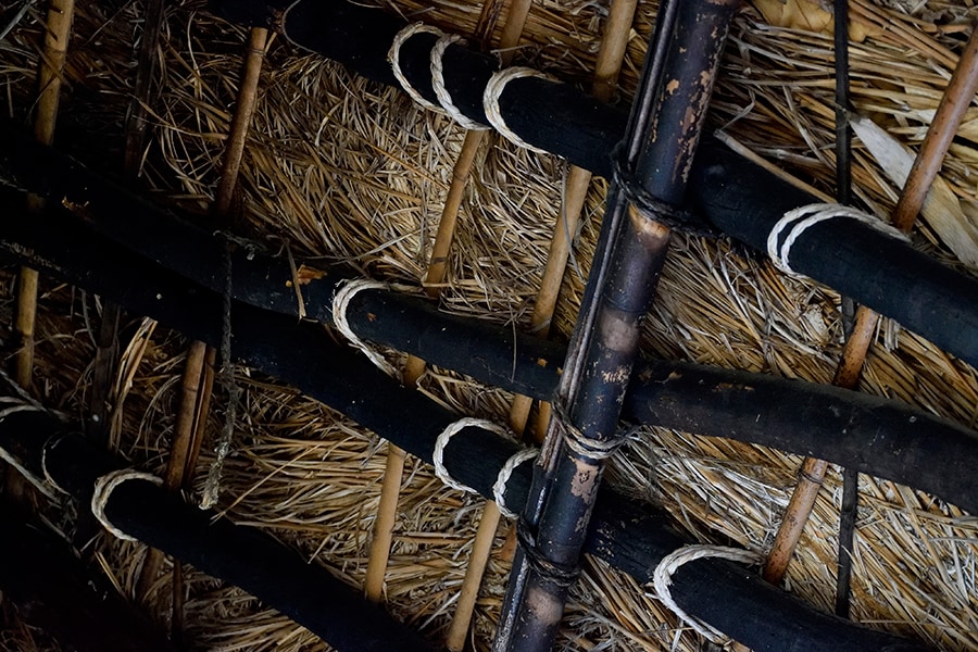 囲炉裏の煙で長く燻された天井の煤竹が歴史を物語ります。