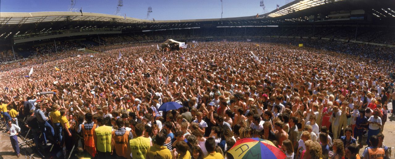 「ライヴ・エイド」当日のスタジアム内部。ウェンブリーに集まった約7万2000人の観衆が熱狂した　©getty