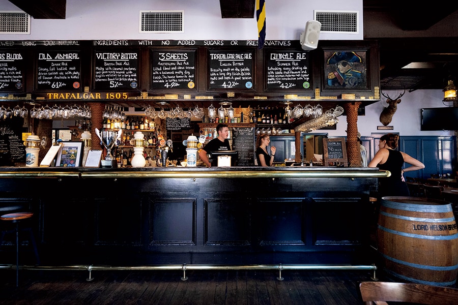 シドニー最古のパブとしての風格も感じさせるカウンター。タップビールは、ハーフパイント $8～。