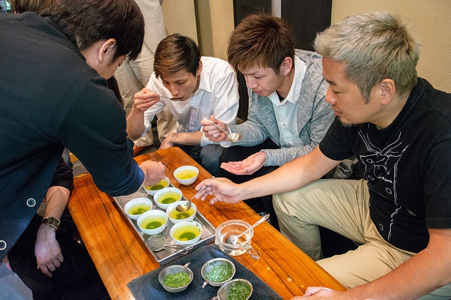 宇治茶の味を試す開発陣。真ん中の白いシャツの男性がスーシェフの小濱亮介さん。