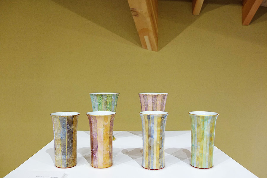 卓越した金彩の技法を受け継ぐ錦山窯4代目、吉田幸央さんの「彩色金彩カップ」。