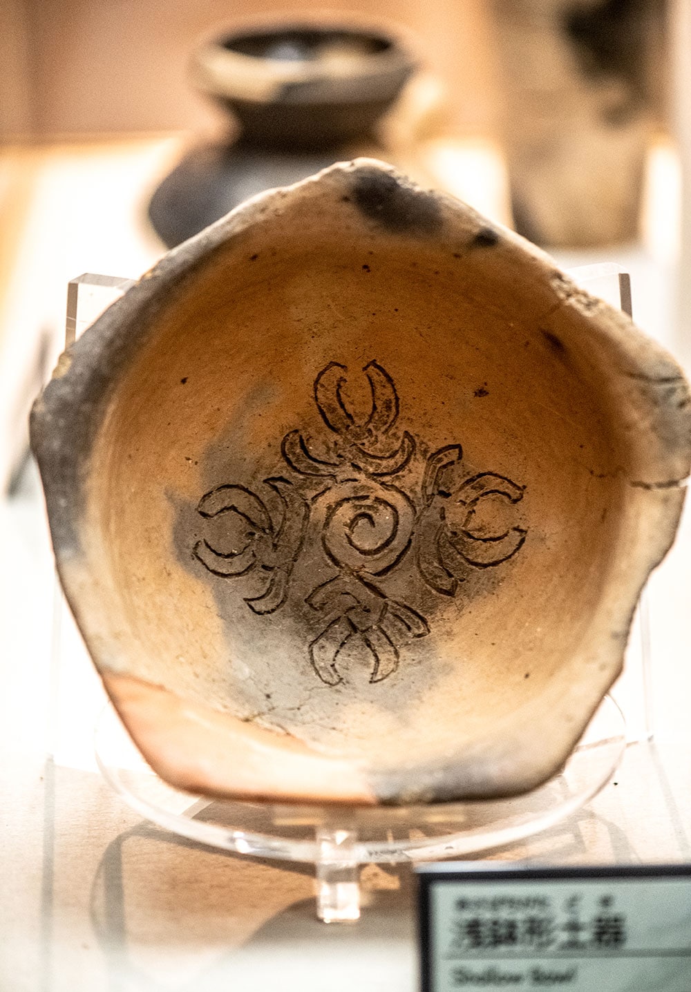 珍しい五角形の浅鉢形土器。中には花弁状文(蟹の爪のような文様)が描かれている。縄文時代後期は多種多様な土器が作られていた。
