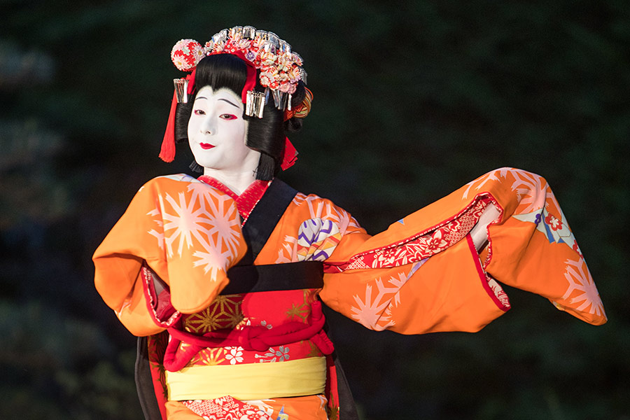 2017年7月ポートランド日本庭園で行われた「Kabuki on Stage：Solo Performance」で『手習子』を踊る。©ポートランド日本庭園／松竹