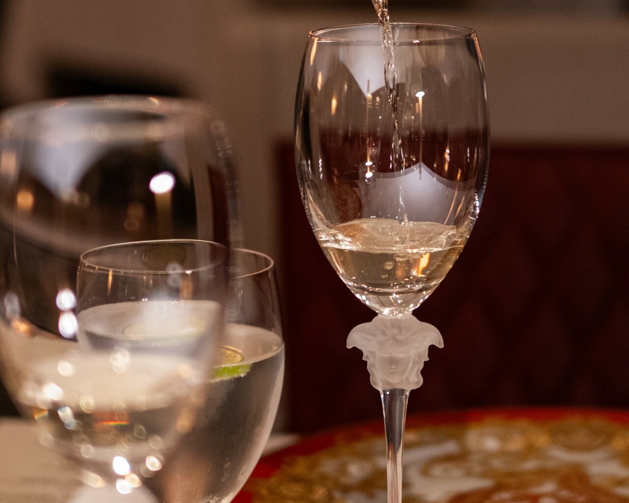 ワイングラスにもヴェルサーチェのアイコンであるメデューサが。