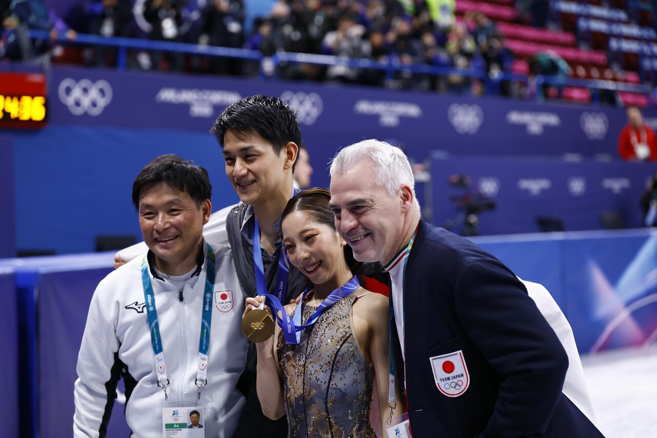 左から渡部文緒トレーナー、木原龍一選手、三浦璃来選手、ブルーノ・マルコットコーチ　©JMPA
