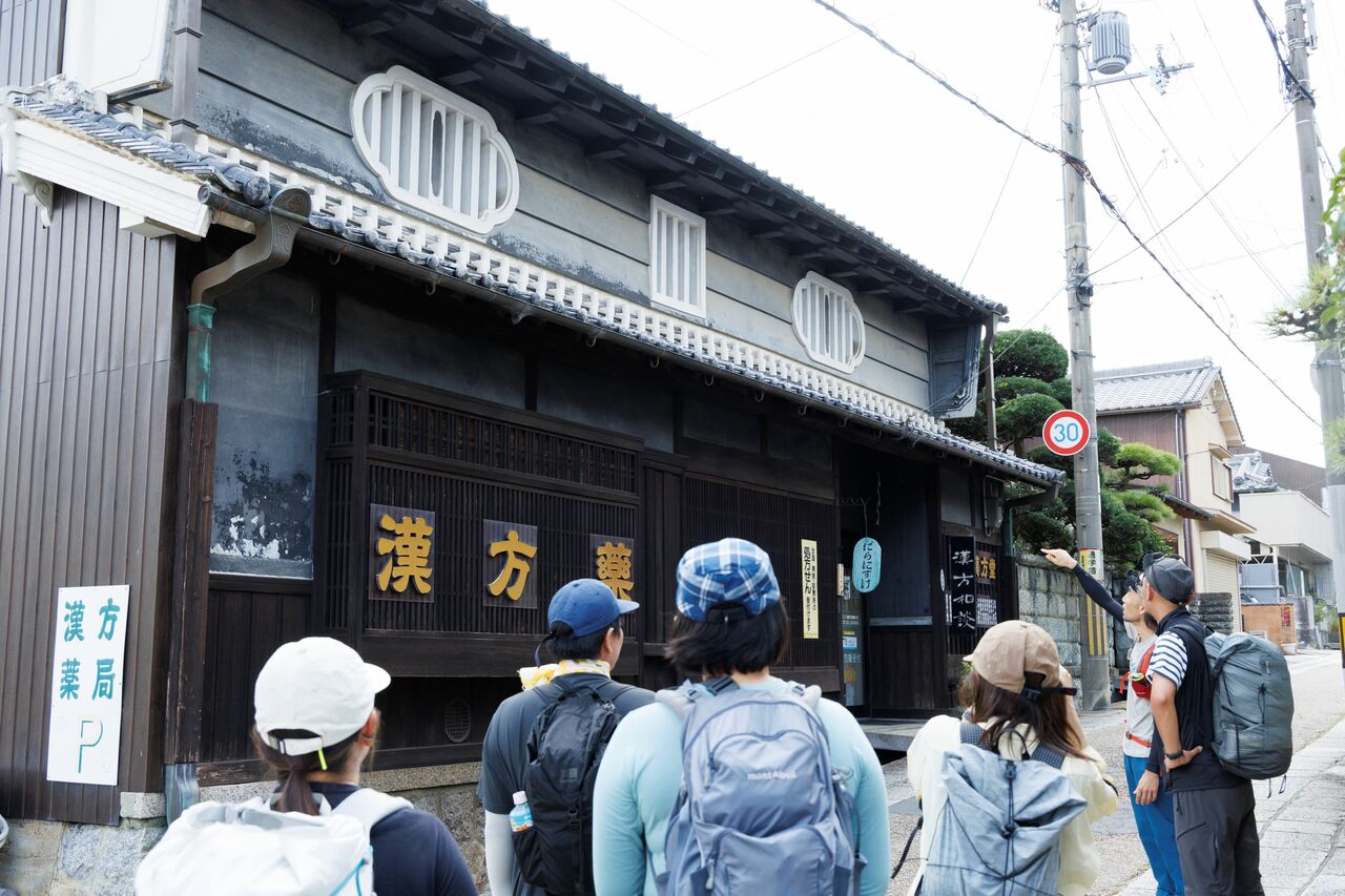 土佐街道には江戸時代さながらの古い町屋が今も残っている。美しい建築だ。