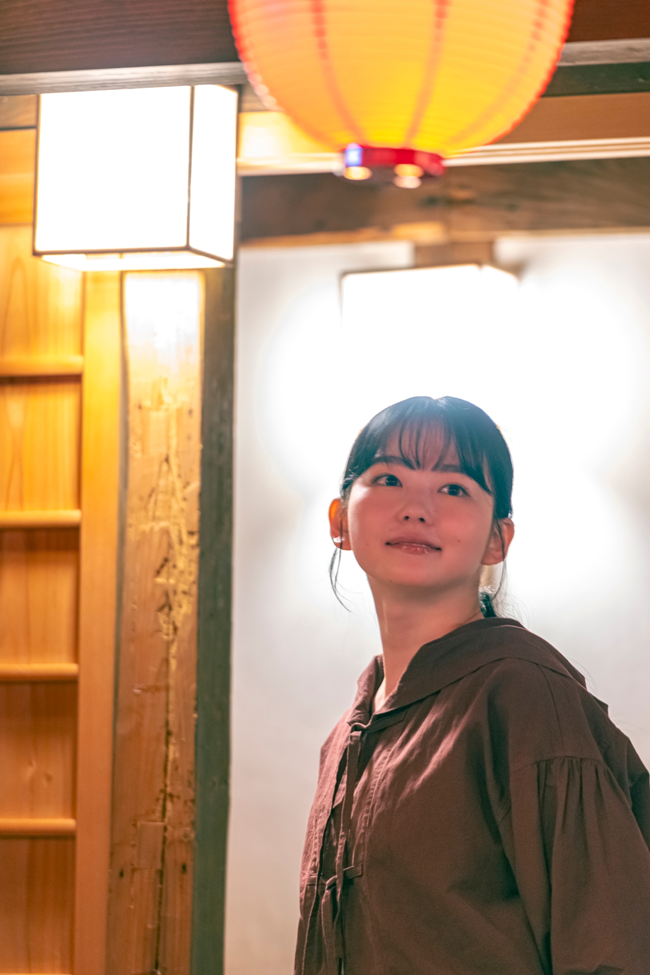 2階の観覧席では、提灯の柔らかな灯りが頬を照らしました。