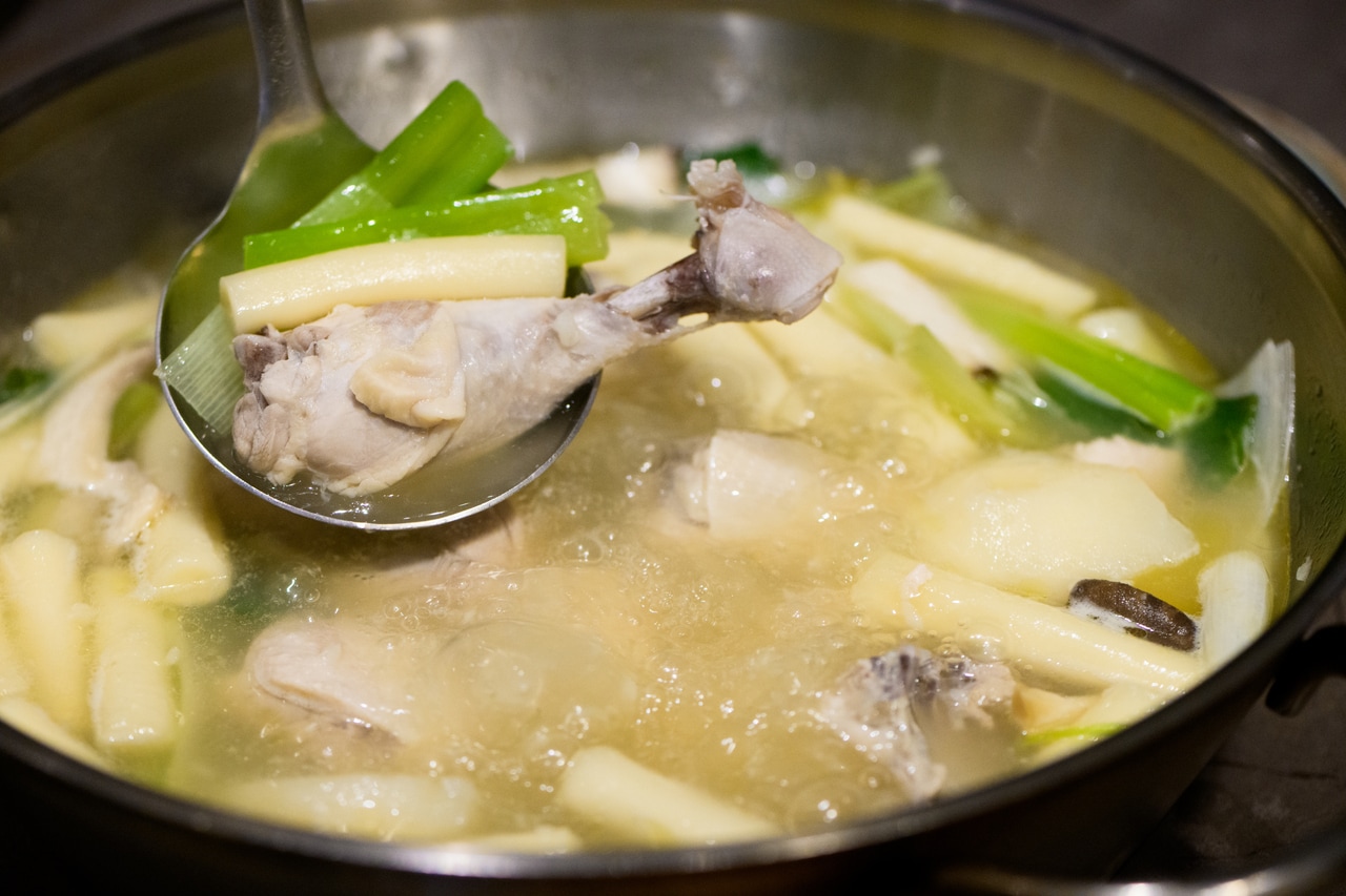 東大門タッカンマリ(2~3人前・47,000ウォン)。鶏の旨味がぎゅっと詰まったコク深いスープに、ねぎやエリンギなど野菜もたっぷり。体の芯からほっと温まる滋味深さに、疲れもすっと溶けていきます。