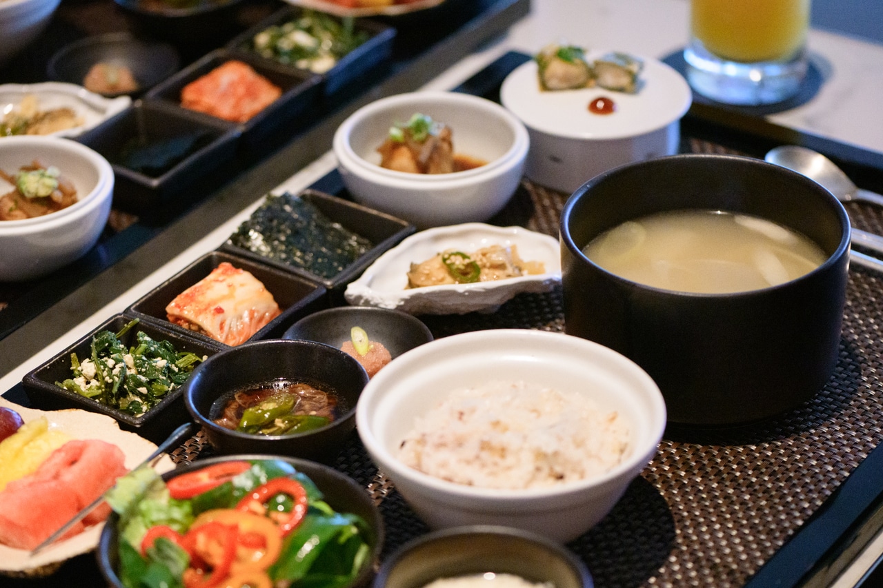 御膳スタイルの朝食。旅先での朝だからこそ、心にも体にもやさしい一膳を味わえるのが嬉しい！