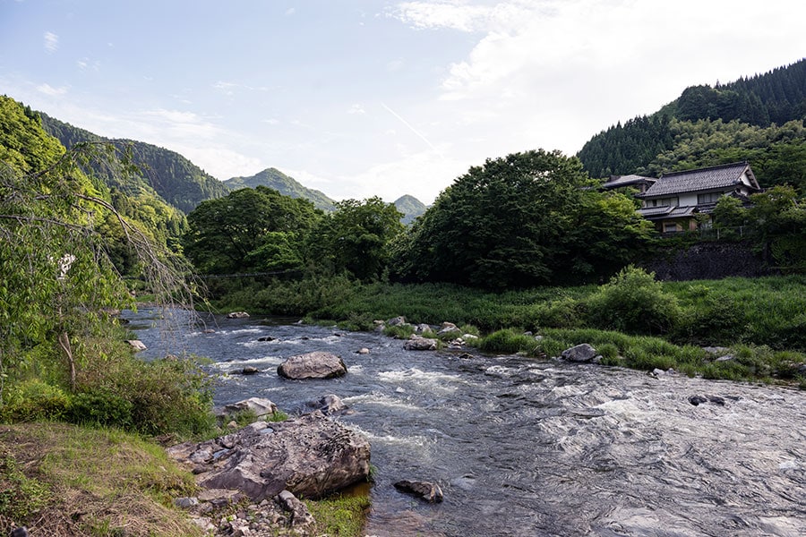 ギャラリーの目の前を流れる斐伊川。周辺には、日帰り温泉、旅館なども。