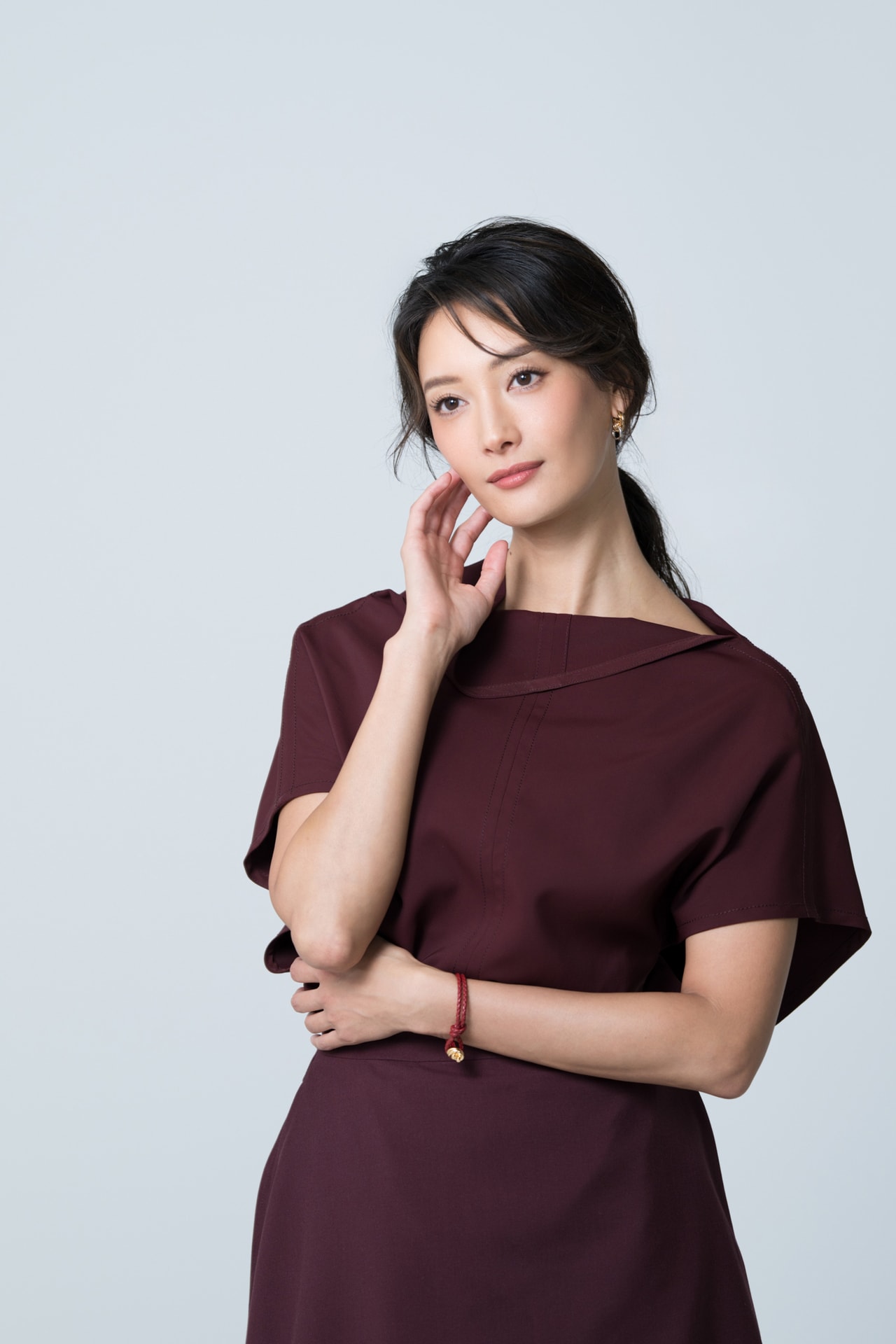 シャツ 173,000円、スカート 255,000円、ブレスレット 82,000円、イヤリング 109,000円/すべてボッテガ・ヴェネタ(ボッテガ・ヴェネタ ジャパン 0120-60-1966) シューズ/スタイリスト私物