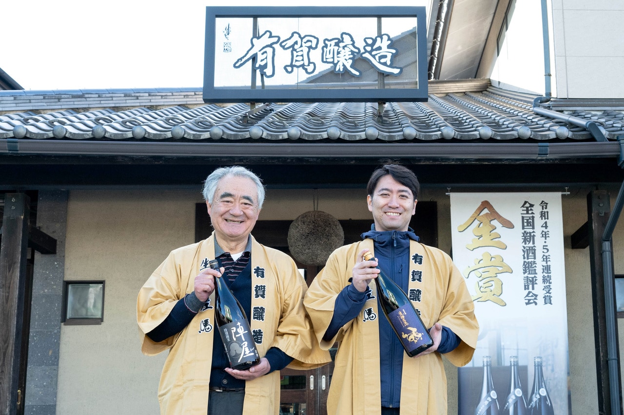 10代目蔵元・社長の有賀義裕さんと11代目杜氏・常務の裕二郎さん。