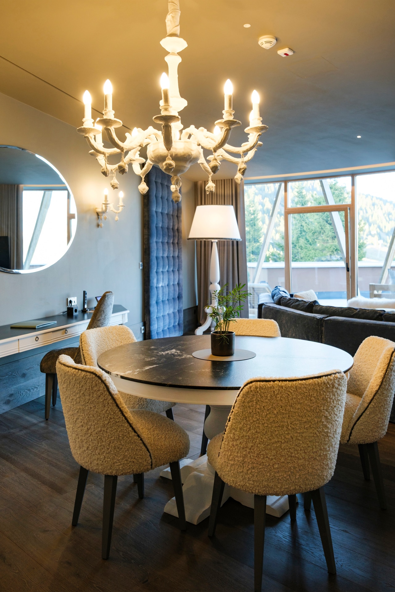 “アルピナ・シャレー・スイート”のリビング。ポエティックなインテリアがくつろぎを演出。